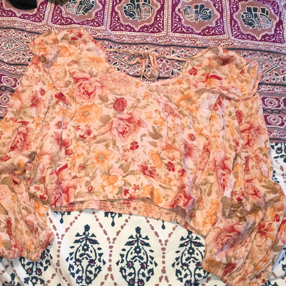 Floral cropped long sleeve top